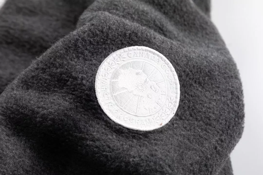 P600 Big Goose Wool Fleece Sweatshirt 7102w1 [Light Gray] Canada Goose Canada Goose Chilliwack01 hooded wool fleece long-sleeved bomber jacket #Canada Goose/Canada Goose Chilliwack Wool Fleece Bomber Jacket Big Goose Canada goose Chilliwack Fleece Bomber HUMANATURE, Canada Goose limited white label wool fleece jacket. This aviator👩‍✈️fleece jacket🉑️ is really pretty. It seems that light gray is not a color that is sold in every country. I like the 🐹 white label, it is really high-end ✌️ soft and comfortable, not heavy. Buyers who like it quickly plant their seeds😈This one is out of stock, and it took less than 4 months to customize the original version. Perfect reproduction. Color: Quarry Gray Light Gray Based on repurchase experience, it is recommended to go up one size Size: S M L XL